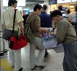 고속터미널에서 유인물을 배포하는 조아세 회원. 바쁜 손길이지만 친절한 인사는 잊지 않는다. 